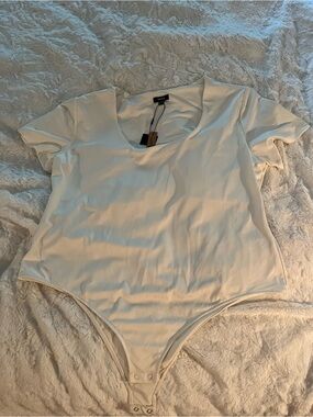 Mexx Cream Short-Sleeve Scoop Bodysuit
